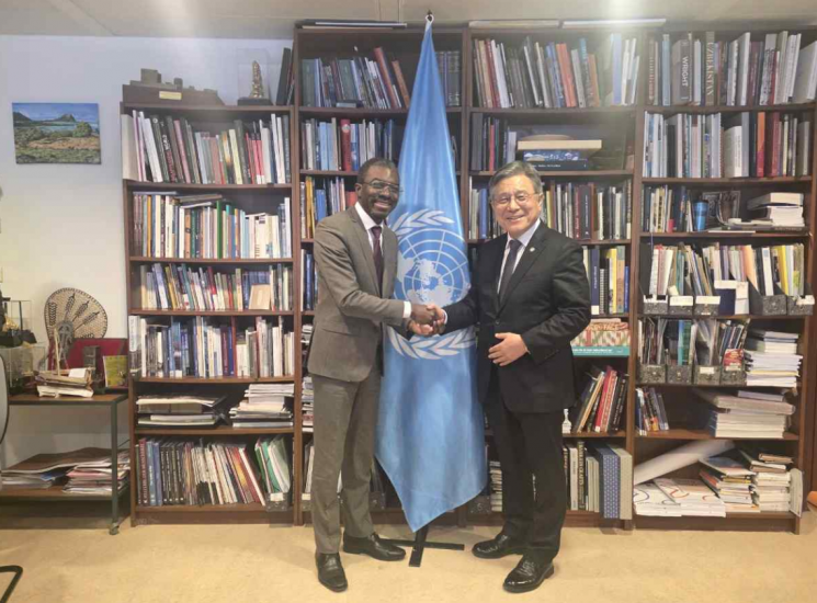 면담 뒤 기념 촬영하는 허민 국가유산청장(오른쪽)과 라자르 일룬드 아소모 세계유산센터장.