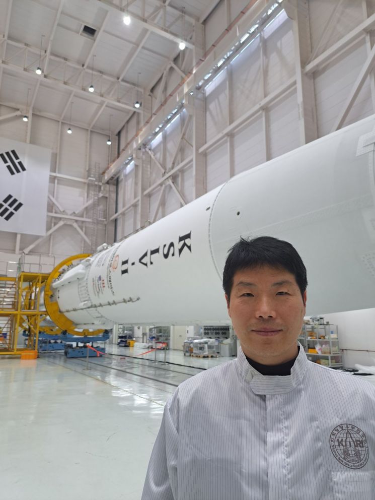 전남 고흥 나로우주센터 조립동에서 누리호와 함께 포즈를 취한 박종찬 단장. 항우연 제공