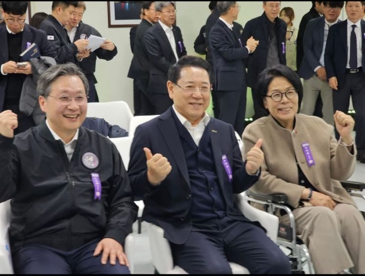 김영록 전남도지사가(사진 가운데) 27일 1시13분 굉음과 함께 힘차게 하늘로 날아오른 누리호 4차 발사 과정을 지켜보며 응원하고 있다. 김영록 전남도지사 페이스북 캡쳐