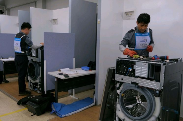 서비스 기술경진대회에 참여한 엔지니어들이 경합을 벌이고 있다. 삼성전자서비스