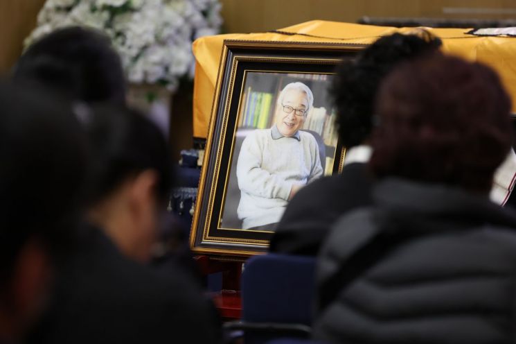 27일 서울 송파구 서울아산병원 장례식장에서 배우 이순재 영결식이 엄수되고 있다. 연합뉴스