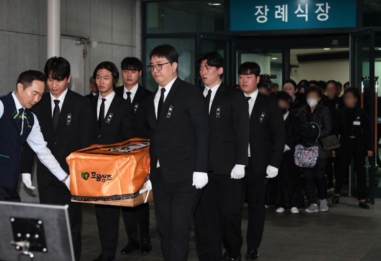 27일 서울 송파구 서울아산병원 장례식장에서 엄수된 배우 이순재 발인에서 고인을 운구하고 있다. 연합뉴스