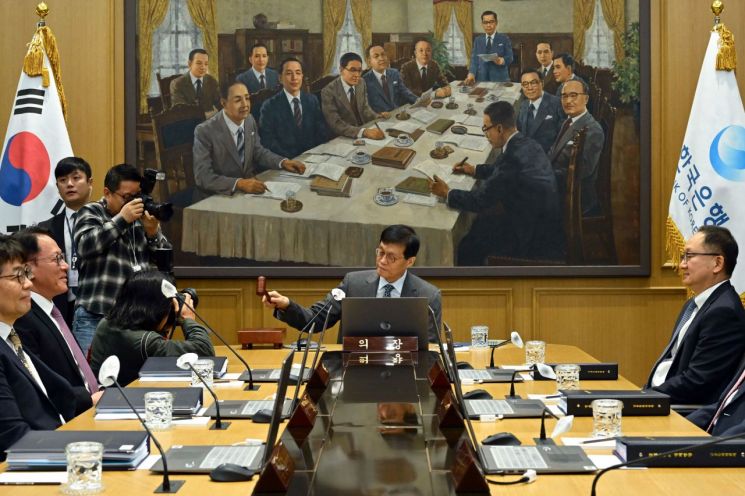 이창용 한국은행 총재가 27일 서울 중구 한국은행 본관에서 열린 금융통화위원회 본회의에서 의사봉을 두드리고 있다. 사진공동취재단, 연합뉴스