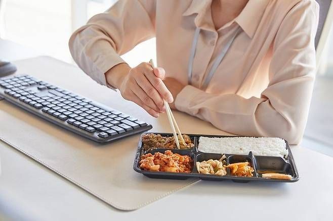 '혼밥' 하고 있는 여성. 게티이미지뱅크