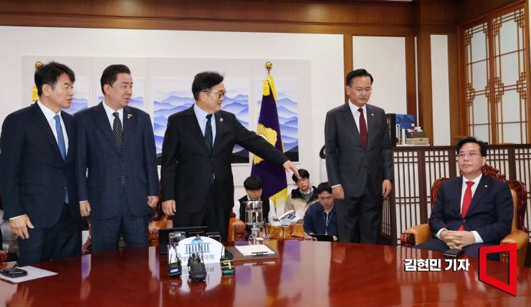 [포토] 기념촬영 거부하는 송언석 원내대표