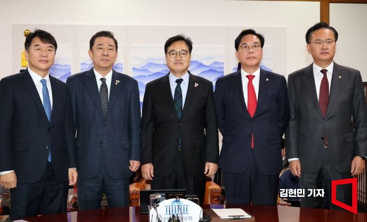 우원식 국회의장(가운데)과 김병기 더불어민주당(왼쪽에서 두번째), 송언석 국민의힘 원내대표(오른쪽에서 두번째)가 27일 국회 의장실에서 열린 여야원내대표 회동에서 기념촬영을 하고 있다. 왼쪽부터 문진석 더불어민주당 원내수석부대표, 김 원내대표, 우 의장, 송 원내대표, 유상범 국민의힘 원내대표. 2025.11.27 김현민 기자