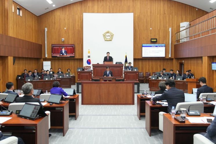 경주시의회(의장 이동협)가 27일 제294회 경주시의회 제2차 정례회 제1차 본회의를 열고 있다. 경주시의회 제공
