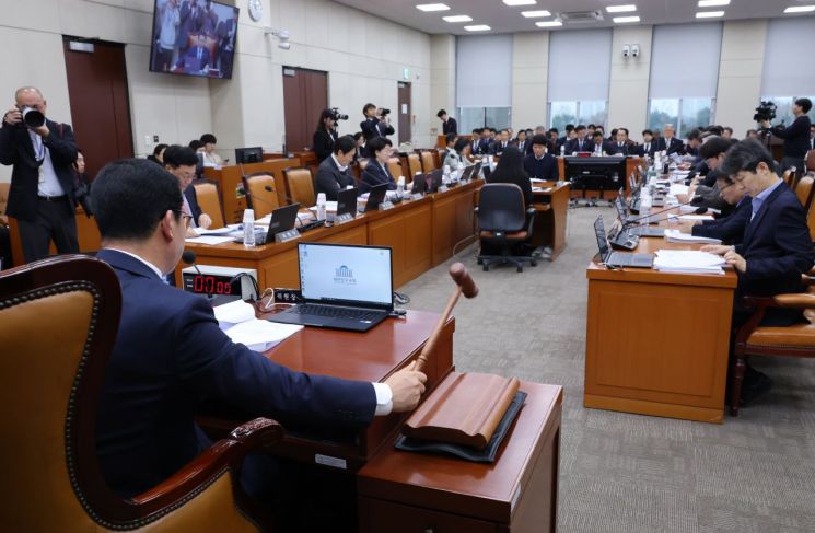 '혐오 정당 현수막' 금지법, 반대 의견 속 행안위 의결