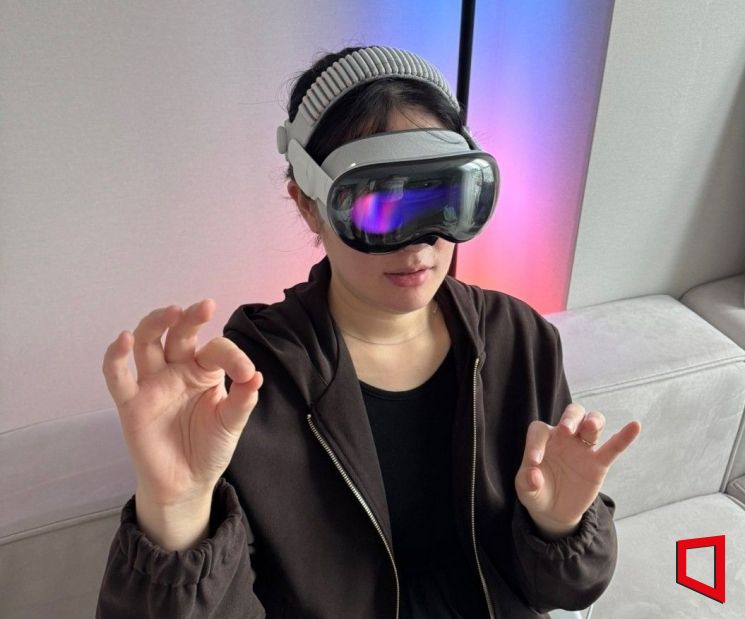 애플 비전 프로를 착용한 기자의 모습. 엄지와 검지를 집게모양으로 만들면 클릭이 되고, 허공에 보이는 화면 모서리를 잡고 움직이면 확대 혹은 축소를 할 수 있다. 사진=박유진 기자
