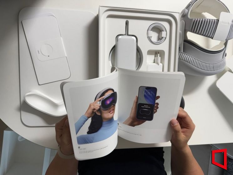 신형 애플 비전 프로 구성품에는 새로운 듀얼 니트 밴드, 라이트실, 기기 전면 커버, 광택용 천, 배터리, USB-C 충전 케이블과 40W 다이내믹 전원 어댑터(최대 60W)가 포함돼 있다. 컬러 설명서도 동봉돼있다. 사진=박유진 기자