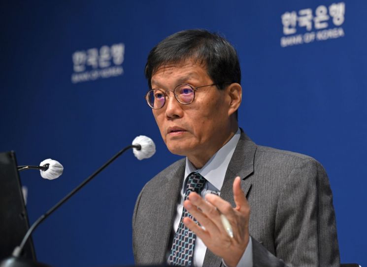 이창용 한국은행 총재가 27일 서울 중구 한국은행에서 열린 기자간담회에서 발언하고 있다. 공동취재단 연합뉴스