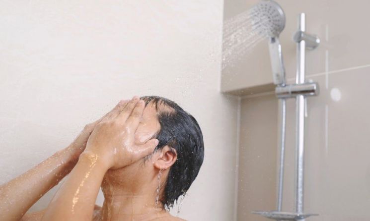 샤워하다 갑자기 쓰러진 여성, 휠체어 앉게 된 사연