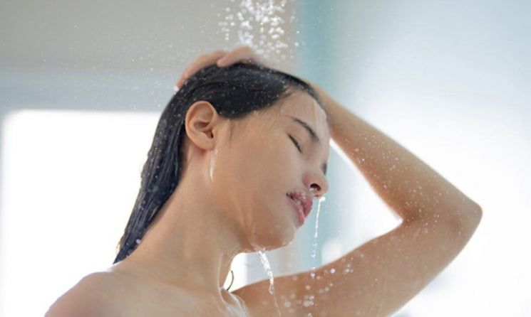 샤워하다 갑자기 쓰러진 여성, 휠체어 앉게 된 사연