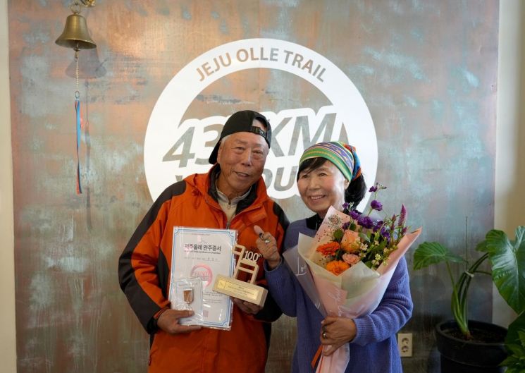 제주 올레길 첫 100회 완주 탄생…"15년간 걸으며 암 세번 극복"