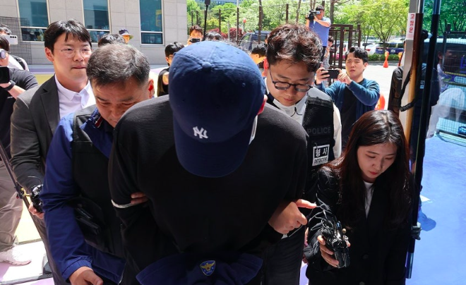 청주의 한 고등학교 내외부에서 흉기 난동을 벌여 교사와 주민 등 6명을 다치게 한 A군(17)이 지난 4월30일 오후 영장실질심사에 출석하기 위해 청주지법에 들어가고 있다. 연합뉴스