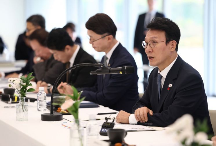 김민석 국무총리가 27일 세종시에 있는 네이버 데이터센터 '각 세종'에서 열린 현장 간담회에서 모두발언을 하고 있다. 연합뉴스