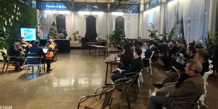 ‘변덕스런 날씨 연상’ 스물한번째 ‘하우스 콘서트’…"관객 가슴 들었다, 놨다" 녹여내