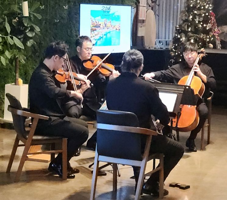 ‘변덕스런 날씨 연상’ 스물한번째 ‘하우스 콘서트’…"관객 가슴 들었다, 놨다" 녹여내