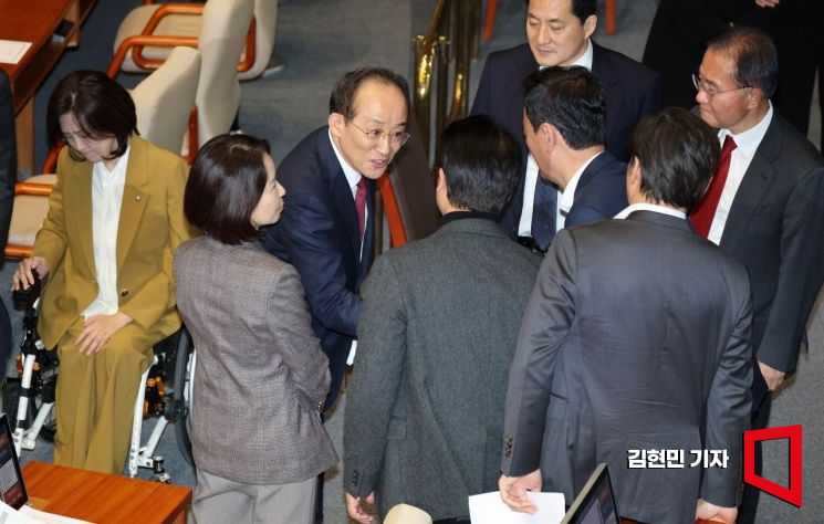 [포토] 신상발언 마치고 동료 의원들과 악수하는 추경호