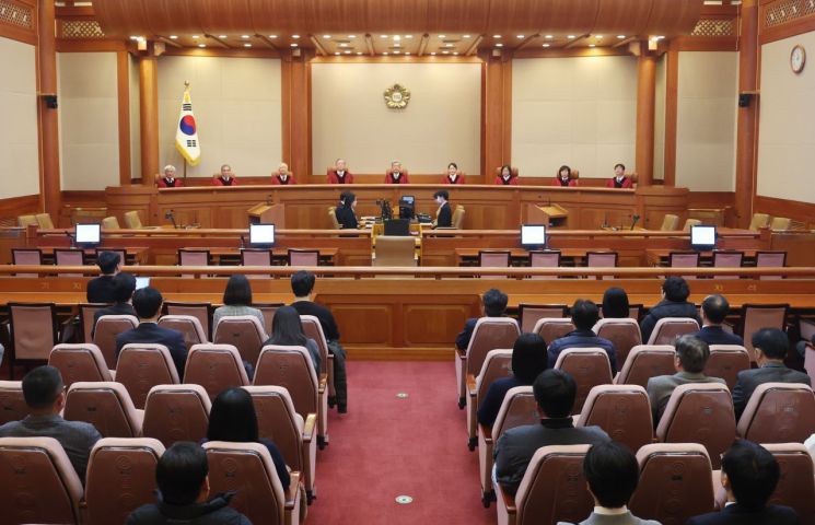 김상환 헌법재판소장 등이 27일 서울 종로구 헌재 대심판정에서 11월 심판사건 선고를 앞두고 자리에 앉아 있다. 연합뉴스