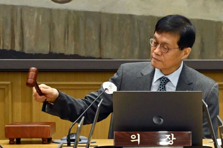이창용 한국은행 총재가 27일 서울 중구 한국은행 본관에서 열린 금융통화위원회 본회의에서 의사봉을 두드리고 있다. 사진공동취재단, 연합뉴스
