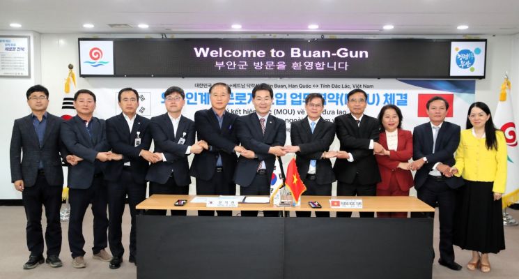 부안군이 27일 농업 분야 외국인 계절근로자 도입 확대를 위해 베트남 닥락성과 업무협약(MOU)을 체결했다. 부안군 제공