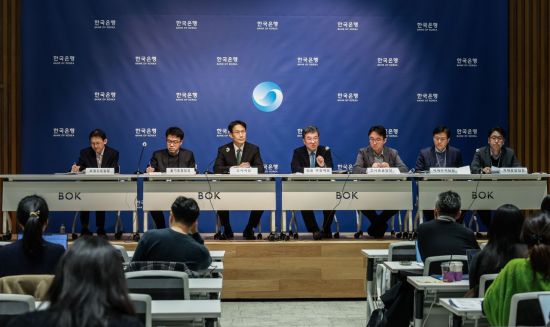 한은 "반도체 호조에 내년 성장률 전망 높여…경제양극화 심화, 좋은 성장 아냐"