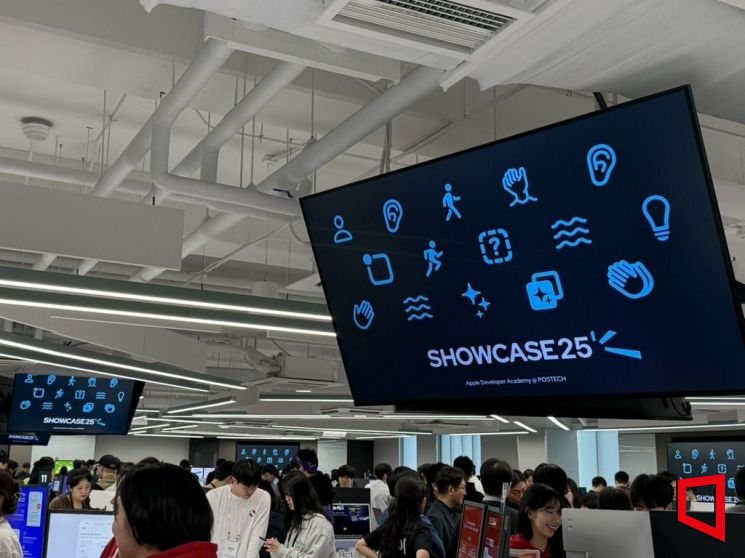27일 경북 포항시의 포항공과대학교(포스텍)에서 애플 디벨로퍼 아카데미 쇼케이스가 진행되고 있다. 이명환 기자