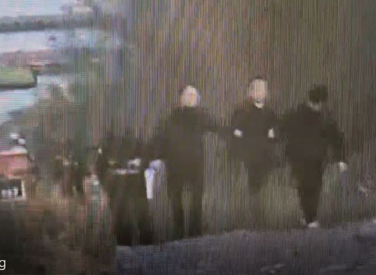 26일 오후 충북 충주호에서 장기 실종 여성의 SUV 차량이 인양되고 있다. 연합뉴스