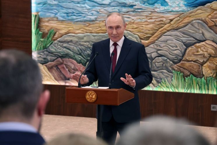 푸틴 "美 계획 진지하게 논의…우크라 철군해야 종결"