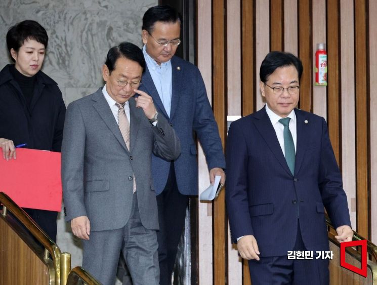[포토] 회의장 들어서는 국민의힘 원내지도부