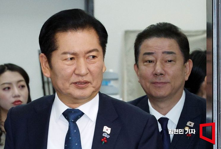 정청래 더불어민주당 대표와 김병기 원내대표가 지난달 28일 국회에서 열린 최고위원회의에 참석하고 있다. 2025.11.28 김현민 기자