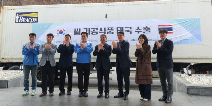 ㈜세준에프앤비가 지난 27일 연간 10만 달러 규모의 쌀 가공식품 태국 수출 선적식을 열고 잇다. 홍천군 제공