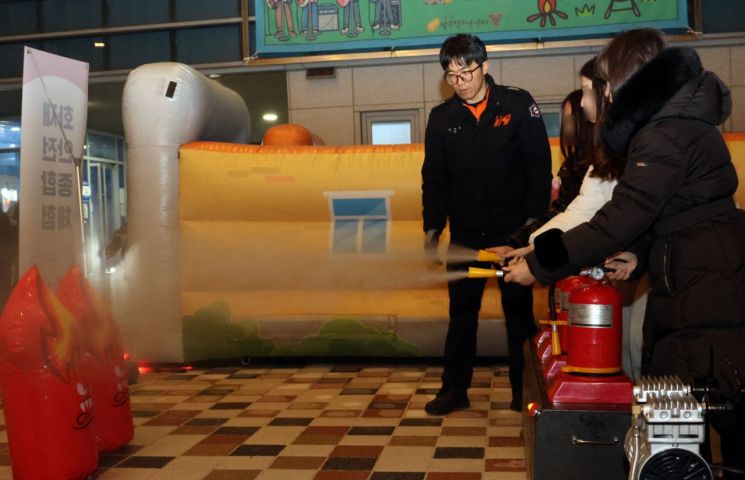 희망브리지가 서울 중랑구에 위치한 망우청소년센터에서 청소년 재난안전 체험교육을 진행하고 있다. 희망브리지