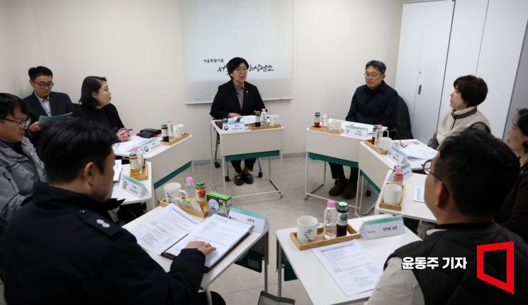 [포토] 서울역 쪽방촌 찾은 정은경 장관