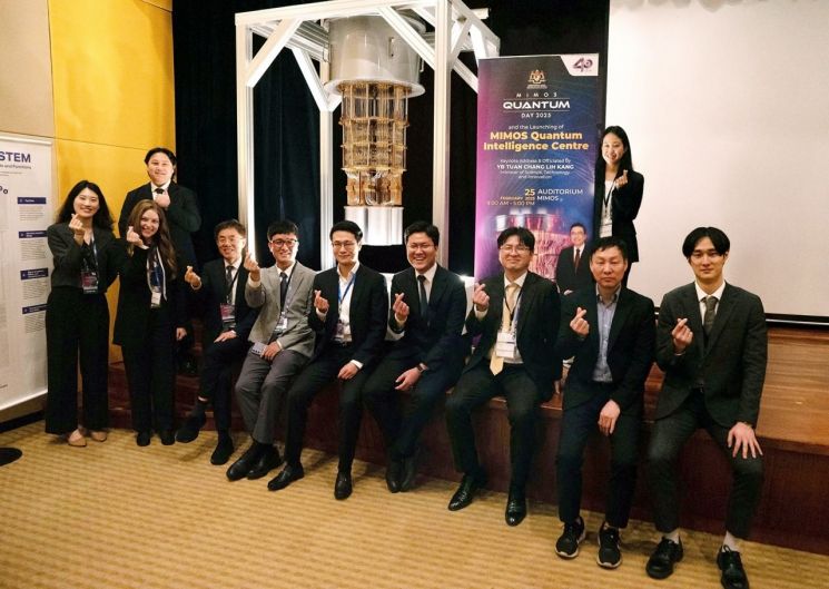 말레이시아 MIMOS Quantum Day 행사에 참가한 SDT 임직원들이 기념사진을 촬영하고 있다. SDT