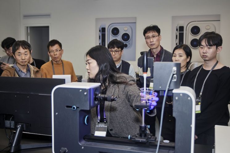 지난 25일부터 27일까지 진행된 애플 제조업 R&D 지원센터와 포항공과대학교가 공동 주최한 SME WEEK 행사에서 참가자들이 지원센터 내 분석 연구실 장비를 관람하고 있다. 애플 제조업 R&D 지원센터 제공