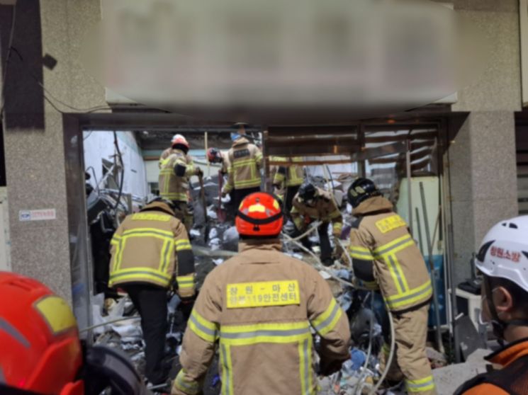 소방대원들이 무너진 잔해 사이를 헤치며 구조작업을 하고 있다. 창원소방본부 제공