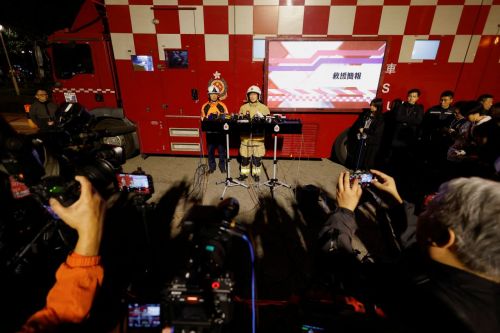 홍콩 참사 사망자 100명 육박…건설사 임원 '과실치사' 혐의 구속