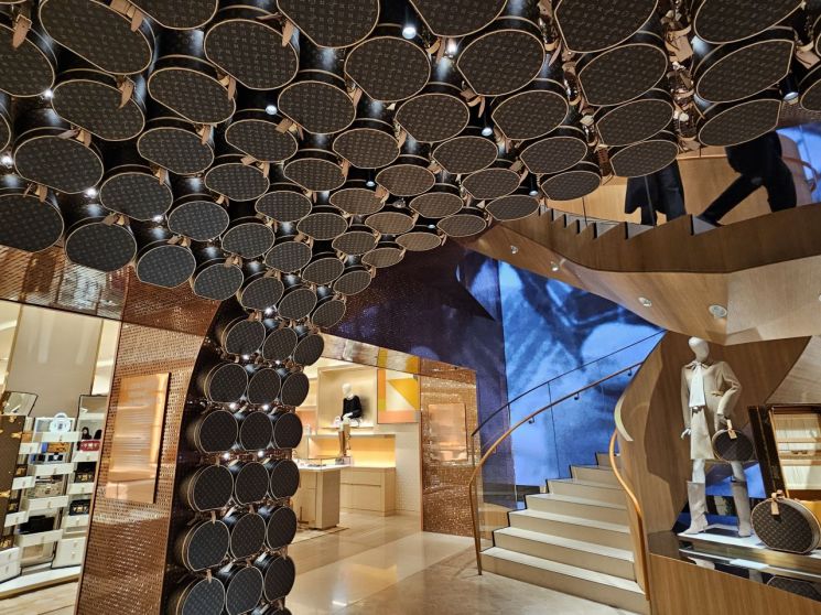 '50만원 육박' 초콜릿 어떻길래...세계 3번째 '루이비통' 체험 공간 가보... - 뉴스 썸네일 이미지