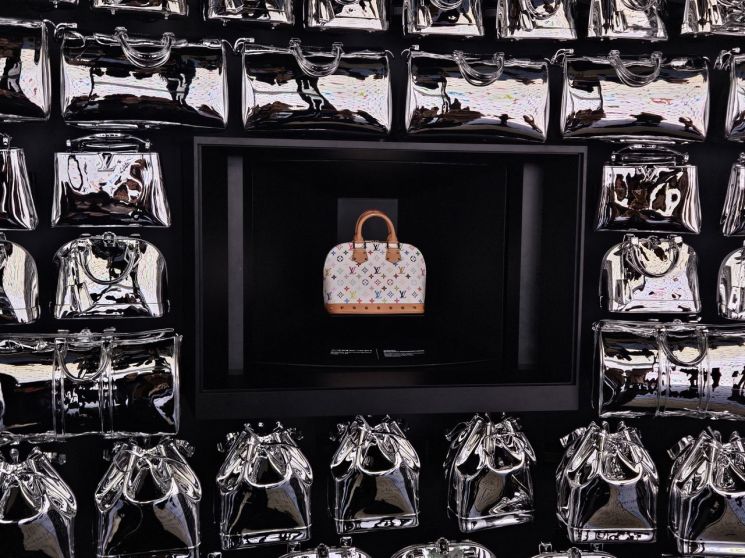 [Luxury World] A 10 Million Won Luxury Bag Tunnel... The World's Largest 'Louis Vuitton' Experiential Space