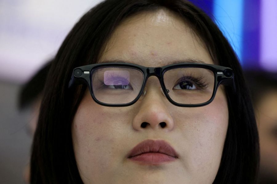 2025년 11월 8일 중국 저장성 퉁샹시 우전 마을에서 열린 세계 인터넷 컨퍼런스 엑스포의 알리바바 부스에서 한 여성이 알리바바의 쿼크 AI 안경을 착용해보고 있다. 로이터연합뉴스