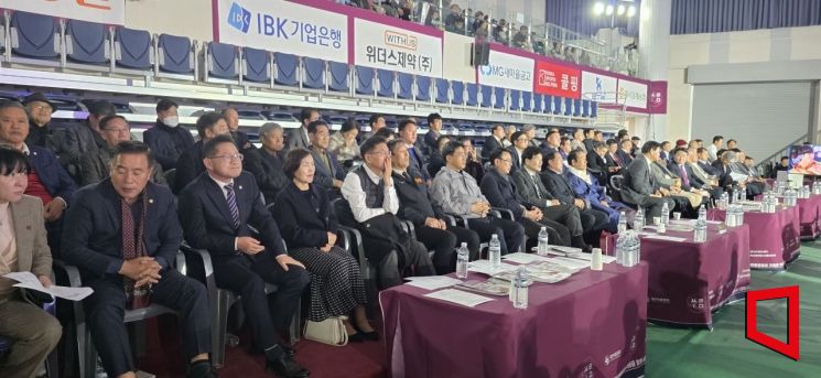 이준희 대한씨름협회장, 김주수 의성군수, 최훈식의성군의회의장,이충원 도의원, 최태림 도의원 등 각계 지도층이 관람을 하고 있다.