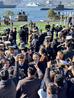 이지호 소위가 임관식 직후 이재용 삼성전자 회장과 할머니 홍라희 삼성미술관 리움 명예관장과 함께 기념촬영을 하고 있다. 백종민 테크스페셜리스트