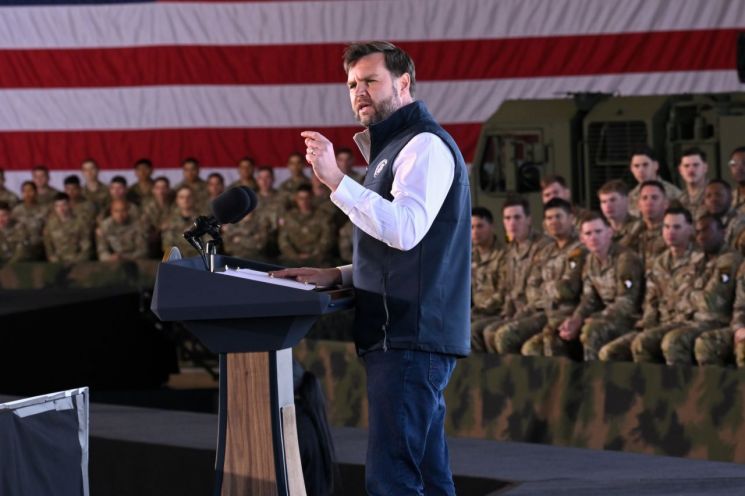 "칠면조 맛없어, 치킨 최고"…美 부통령 농담에 '썰렁'해진 분위기