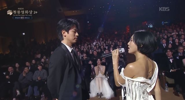 "I Came Here After Watching the Blue Dragon"... Hwasa and Park Jungmin Spark a Surge in Music and Book Sales