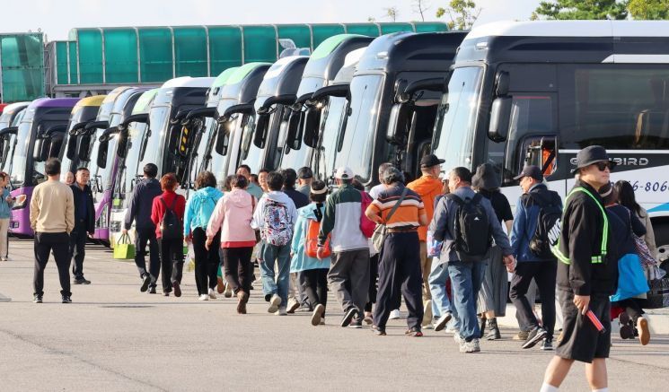 중국인 단체관광객 무비자 입국 첫날인 9월 29일 오전 인천 연수구 인천항 국제크루즈터미널에 입국한 중국인 단체 크루즈관광객들이 버스로 향하고 있다. 연합뉴스