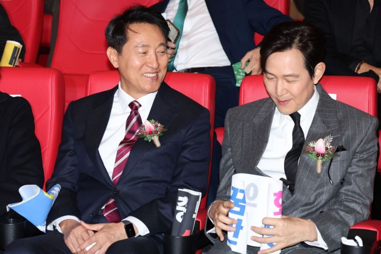 대화 나누는 오세훈 서울시장(왼쪽)과 배우 이정재 연합뉴스