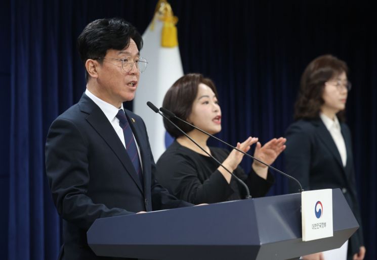 김영훈 고용노동부 장관이 24일 정부서울청사에서 노동조합법 시행령 개정안을 입법예고하며 브리핑하는 모습. 연합뉴스