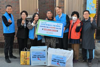 광주 서구는 28일 화정4동에서 저소득·독거노인·장애인 가정 등 돌봄이웃 지원을 위해 전기매트, 겨울이불 등 서구아너스 후원 ‘겨울나기 따숨택배’ 방한물품 전달식을 가졌다. 광주 서구 제공